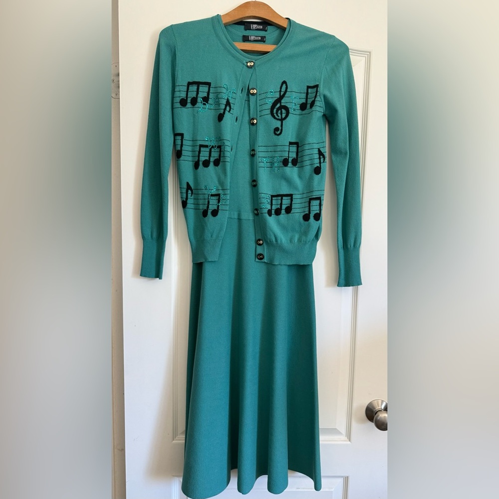 VDP Collection ÍTALIA Beautiful Green A-Line Sleeveless Dress & Cardigan.